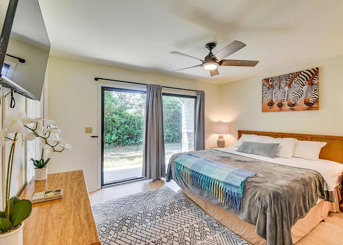 'Almond Grove Cottage' W/ Patio: Walk To Beach!