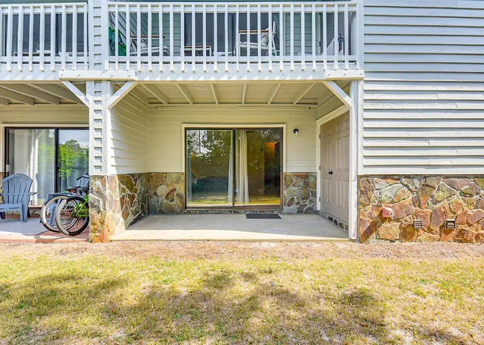 'Almond Grove Cottage' W/ Patio: Walk To Beach!
