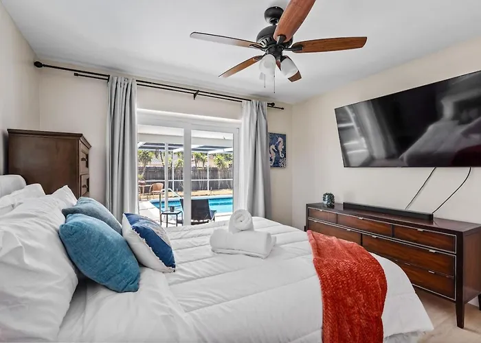 Walk To Beach Indoor-Outdoor Living W Pool