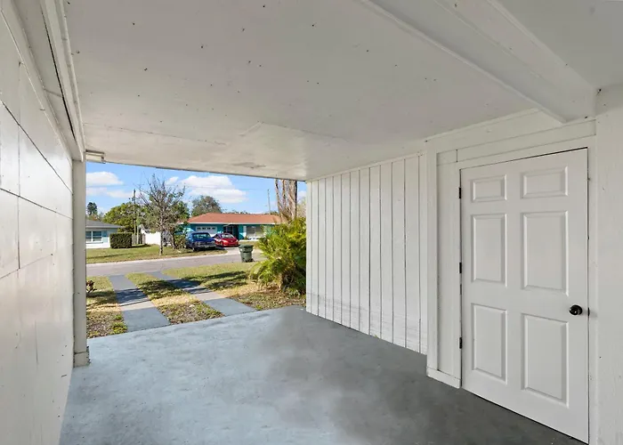 Palms Retreat In Central Largo - Mins To The Sand!