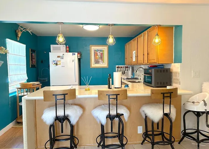 Beach Glam Abode - King Bed, Bbq, Beach Gear