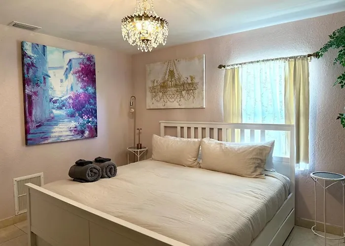 Beach Glam Abode - King Bed, Bbq, Beach Gear