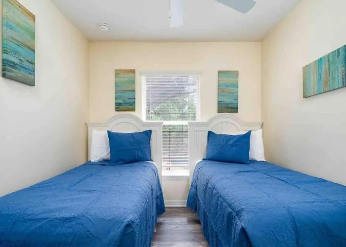 5 Bedroom, 7 Bed , 3 Bathroom Midterm Rental Home With Pool And Game Room, Near Disney