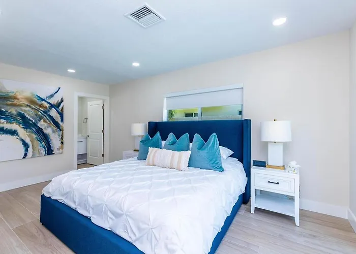 4 Bd 3Ba Heated Pool Close To Beach