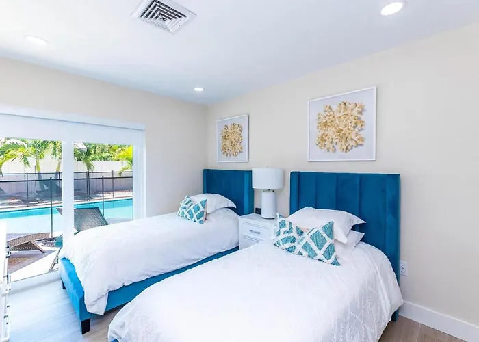 4 Bd 3Ba Heated Pool Close To Beach