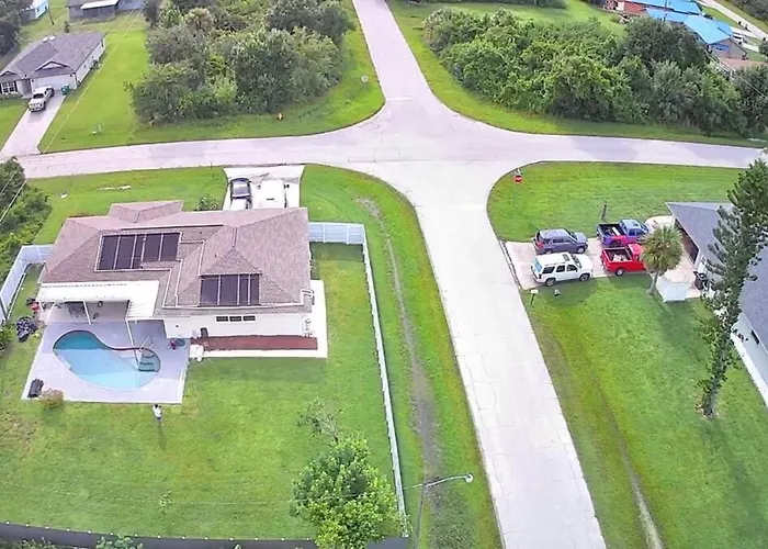 Pool House In Englewood