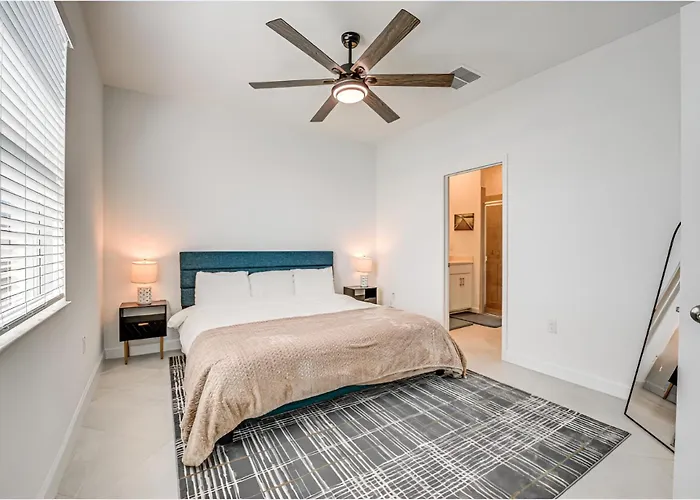 Beautiful 3 Bed 2 Bath Pool & Lake View 10 Min From Beaches