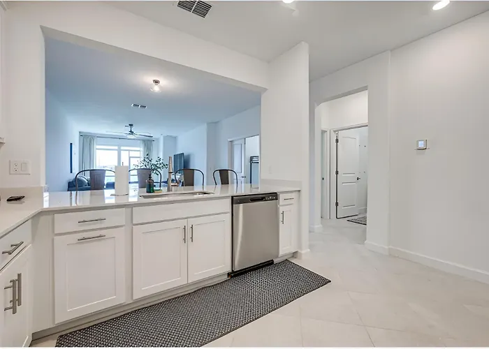 Beautiful 3 Bed 2 Bath Pool & Lake View 10 Min From Beaches