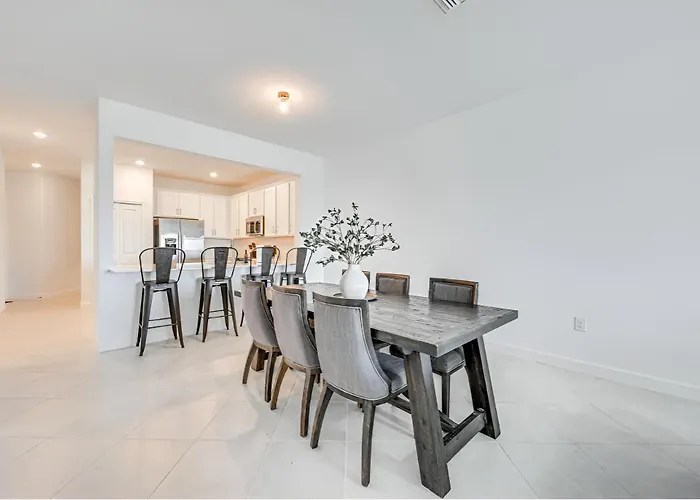 Beautiful 3 Bed 2 Bath Pool & Lake View 10 Min From Beaches