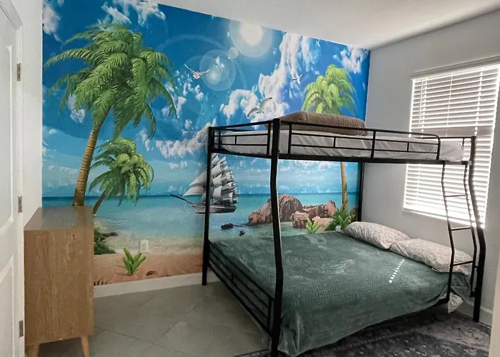 Beautiful 3 Bed 2 Bath Pool & Lake View 10 Min From Beaches