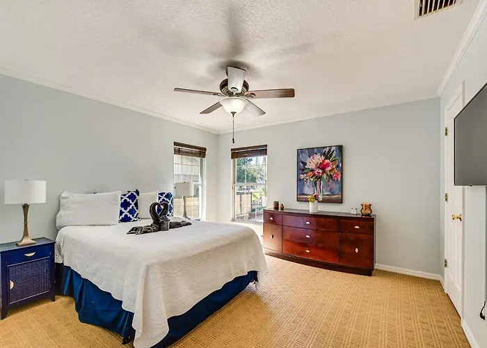 Cozy Bungalow Steps From Downtown Mount Dora