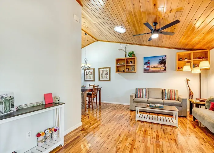 Cozy Bungalow Steps From Downtown Mount Dora
