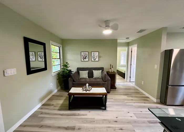 Historic District Retreat - Newly Renovated 2Br