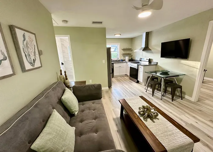 Historic District Retreat - Newly Renovated 2Br
