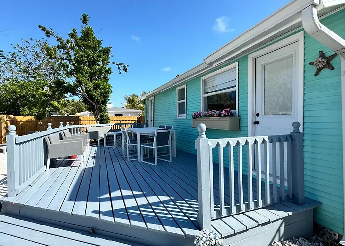 Classic Cottage W/Boat Parking! Steps To Sand!