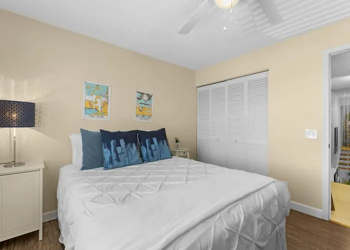3 Bedroom Lake Front Townhouse - Absolute Gem Isla Del Sol