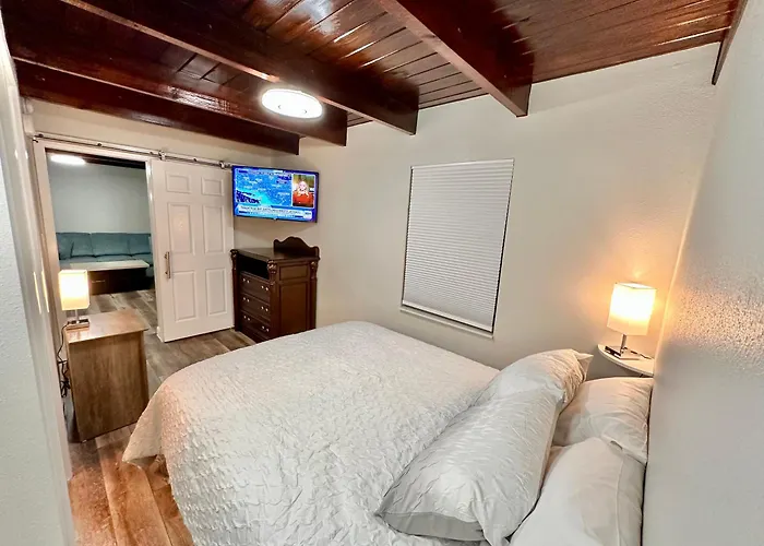 Cottage 36, Sunshine Suite - Dora Canal Court - A Downtown, Waterfront Community