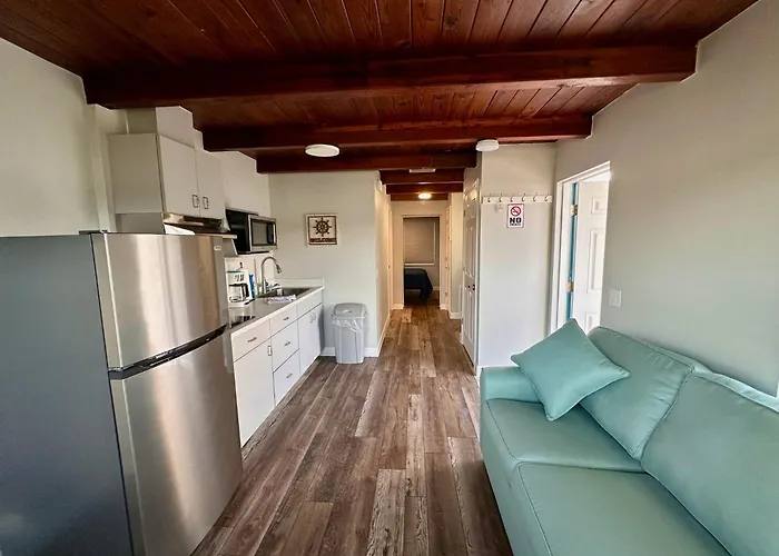 Cottage 31, Hibiscus Hut - Dora Canal Court - A Downtown, Waterfront Community