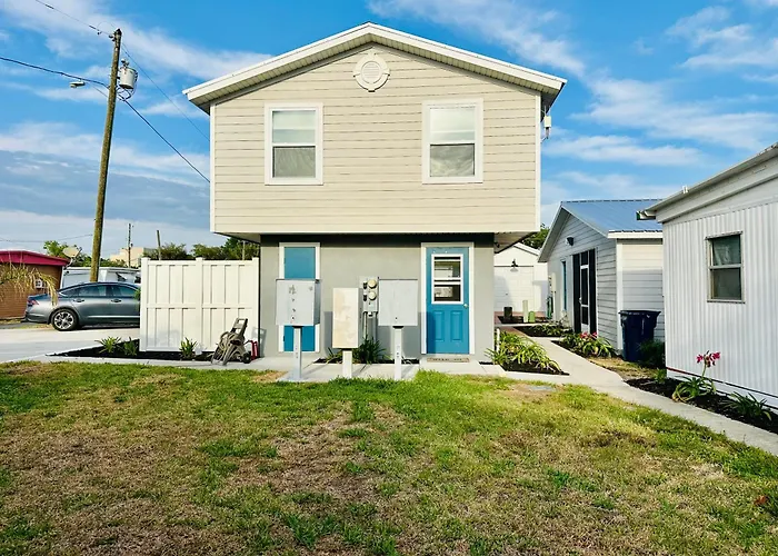 Cottage 31, Hibiscus Hut - Dora Canal Court - A Downtown, Waterfront Community
