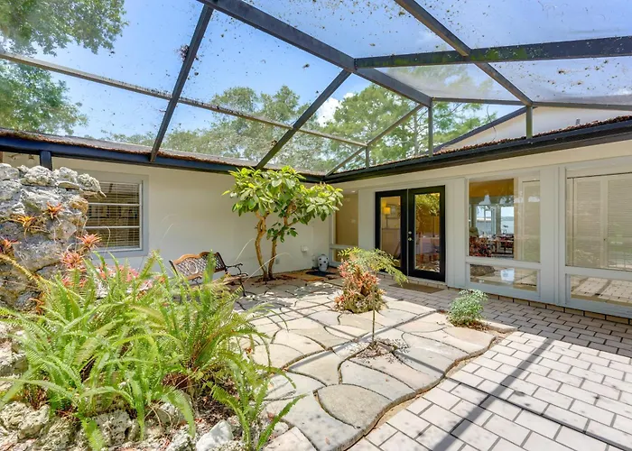 Family Home W/ Stunning Water Views In Tavares!