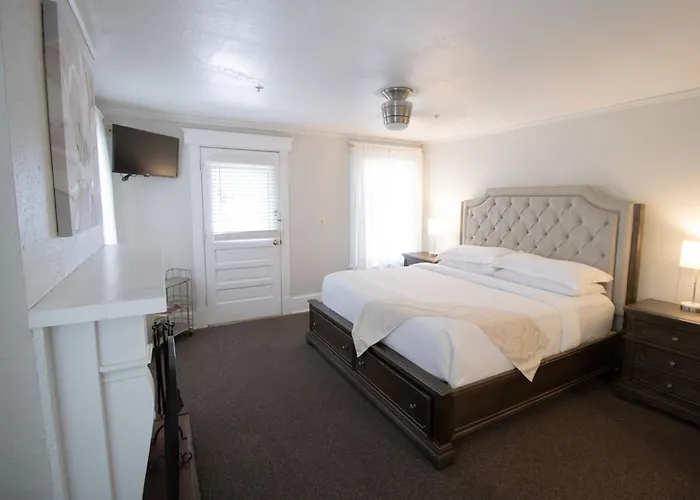 Inn On Charlotte Boutique Hotel