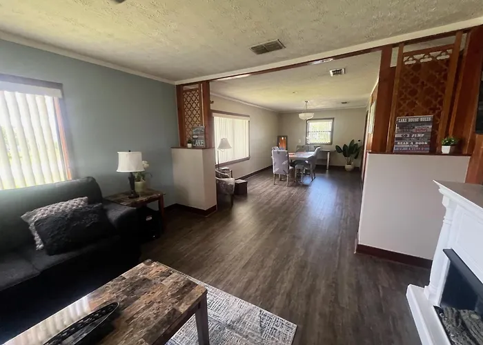 Spacious Lake Retreat For Families