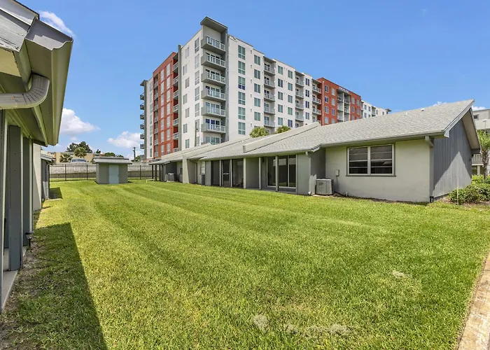 Ground Level And End Condo Unit - Quiet 2 Bedrooms And 1 Bath