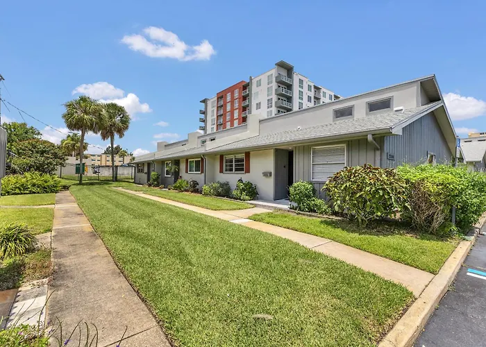 Ground Level And End Condo Unit - Quiet 2 Bedrooms And 1 Bath