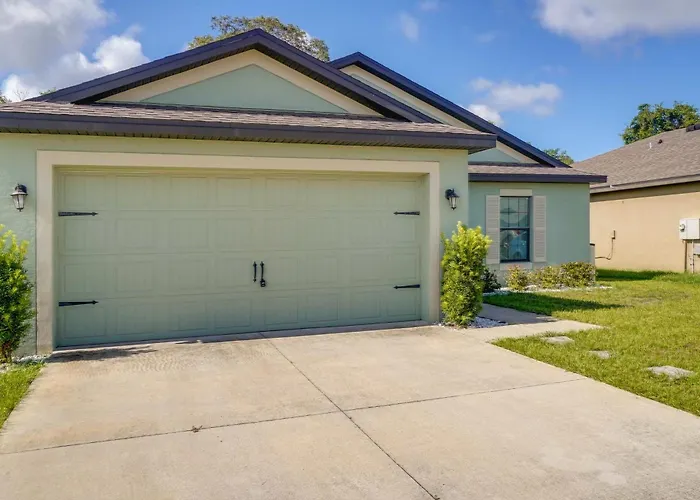 Tavares Retreat W/ Covered Patio & Private Yard
