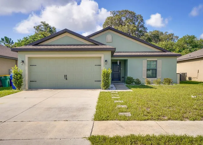 Tavares Retreat W/ Covered Patio & Private Yard