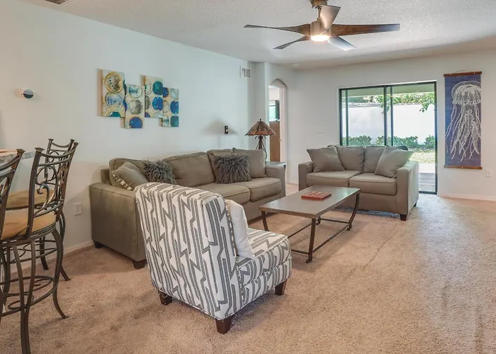 Tavares Retreat W/ Covered Patio & Private Yard