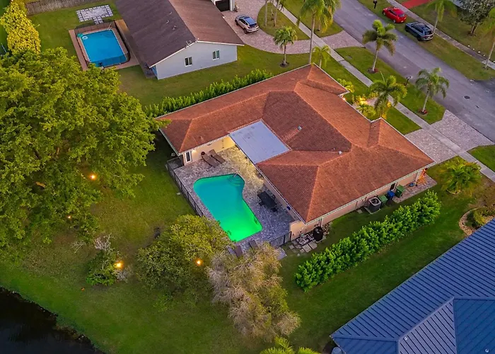 Watersedge: Lakefront Beauty, Saltwater Pool