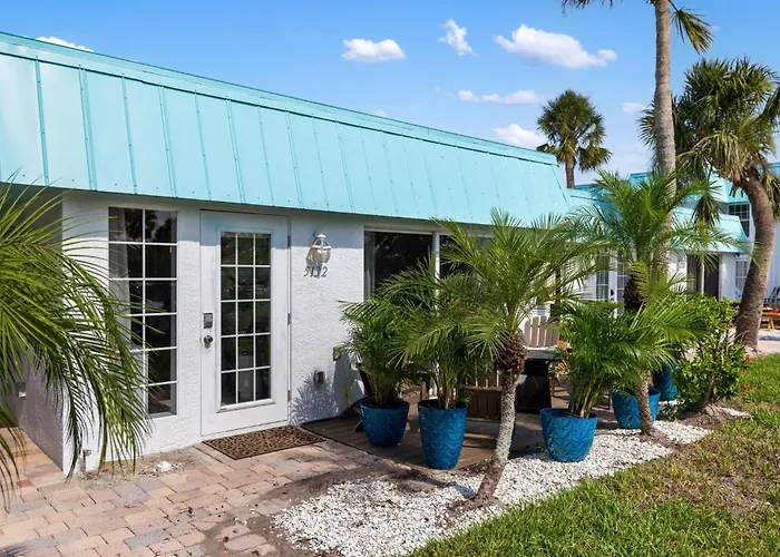 Siesta Key Condo - Beach, Pool & Village Fun!