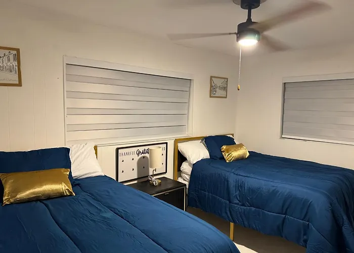 4Bdrm Waterfront Salt Water Pool Home With Outdoor Theater Game Rm Make Up Vanities In Every Room Perfect For Game Days And Concerts Trips To Miami Hard Rock Stadium And Hotel 15 Mins Away