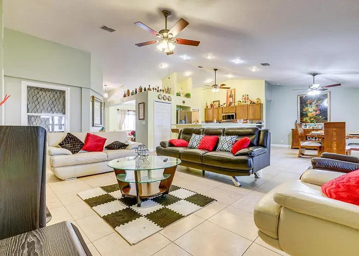Screened Patio & Hot Tub: Port St Lucie Home!