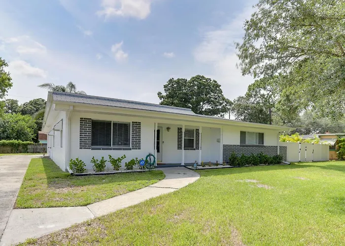 Bright Pinellas Park Getaway W/ Private Pool!