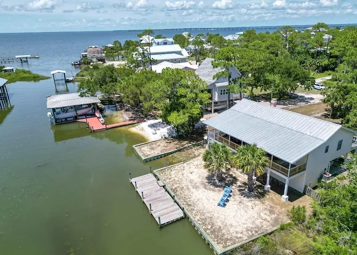 New- Canal Front 3 Bedroom Boat Dock & Launch