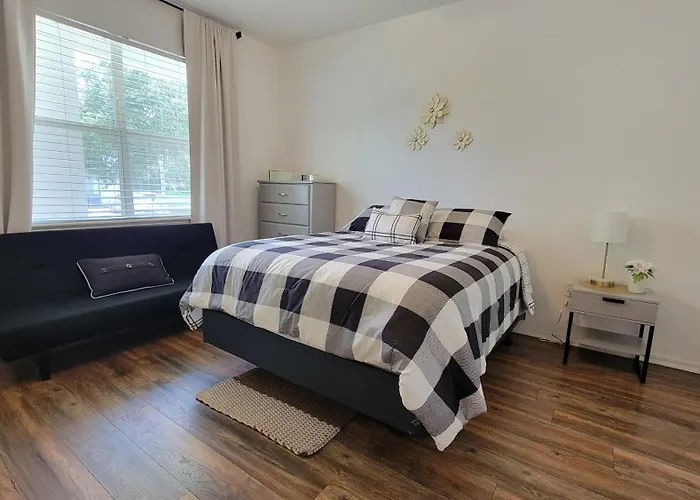 Spacious 2Br 2Ba Suite - Walk To Mall & Hospitals