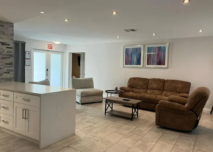 Supervilla - 3Br/2Ba - Pool - Walk To Beach