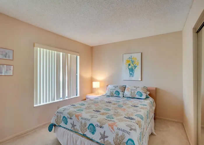 Pool & Ocean Access: Palm Beach Gardens Condo