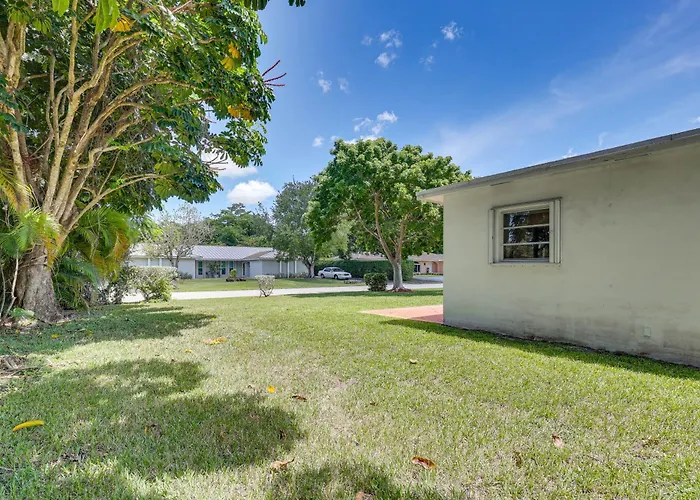 Walk To City Center: Modern Coral Springs Getaway