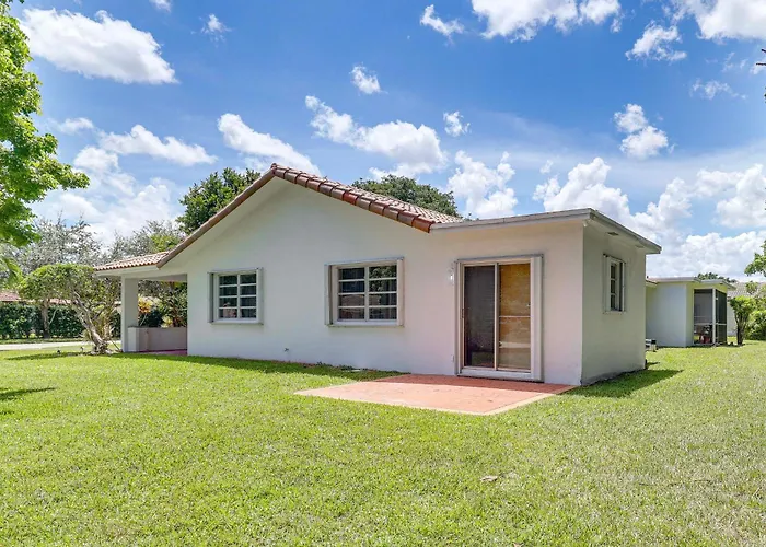 Walk To City Center: Modern Coral Springs Getaway
