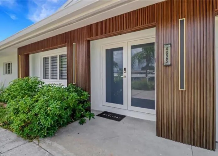 Renovated Modern Home With Big Pool & Ocean Access