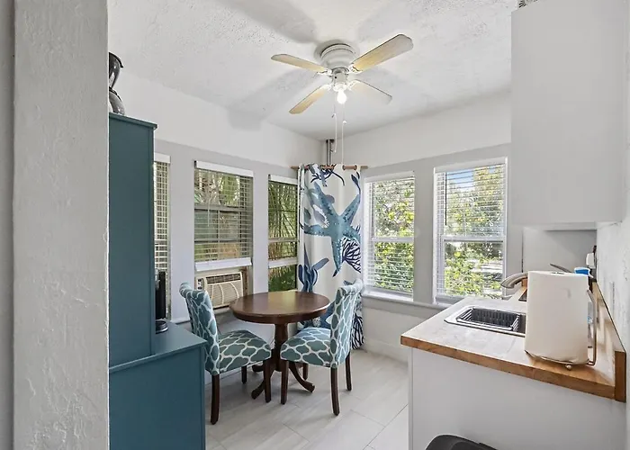 The Tarpon Flat Bright 1Br Downtown Retreat