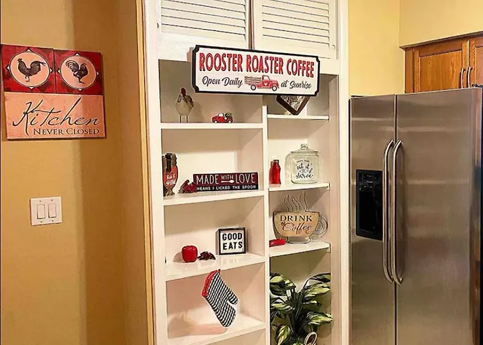 Lovely 2 Bedroom Condo With Free Parking & Wifi!!