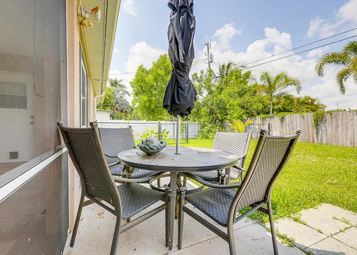 Screened Patio & Hot Tub: Port St Lucie Home!