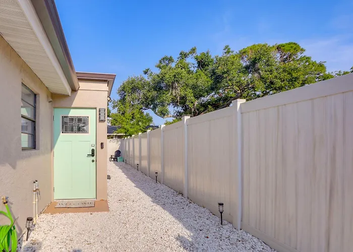 6 Mi To Dtwn: Sarasota Apt W/ Patio & Fire Pit