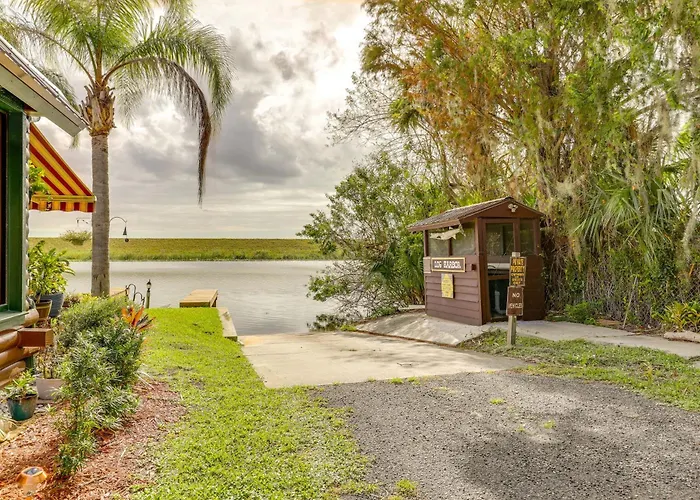 Steps To Lake Okeechobee: Cabin W/ Pool Access!