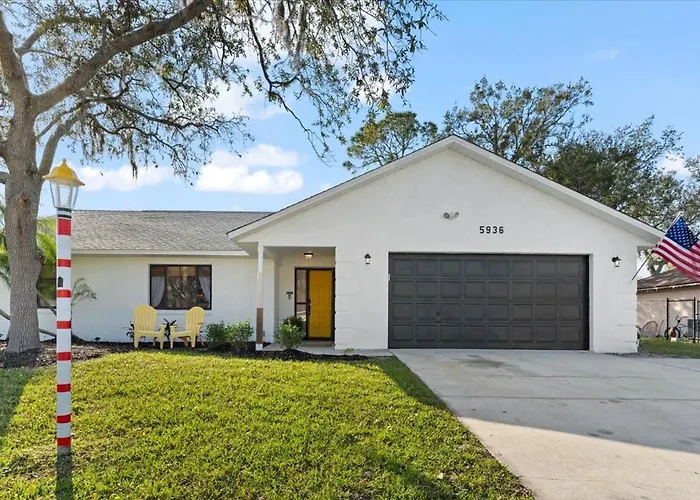 Waterfront - Private Pool - Pet Friendly