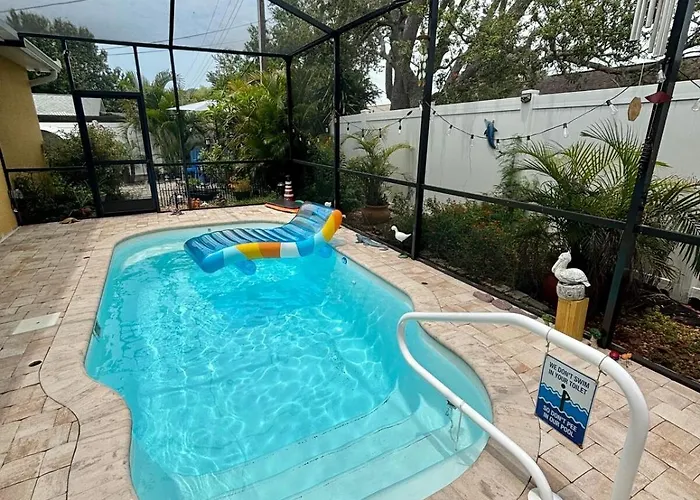 Private Pool Suite In Heart Of Tarpon Springs!